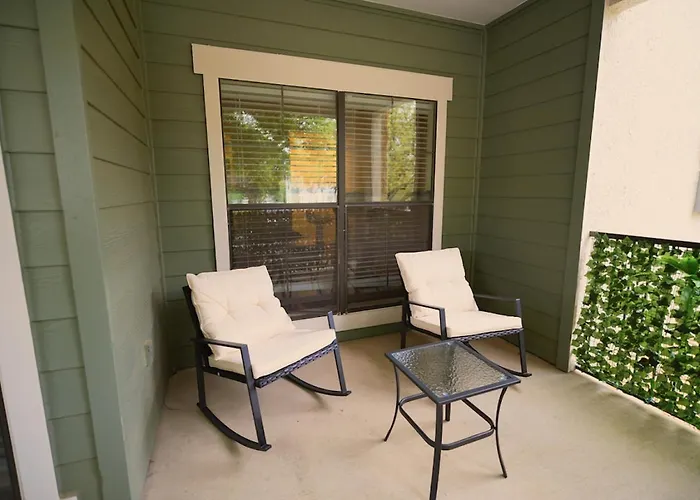 Charming 2 Bedroom, 2 Bath Apartment