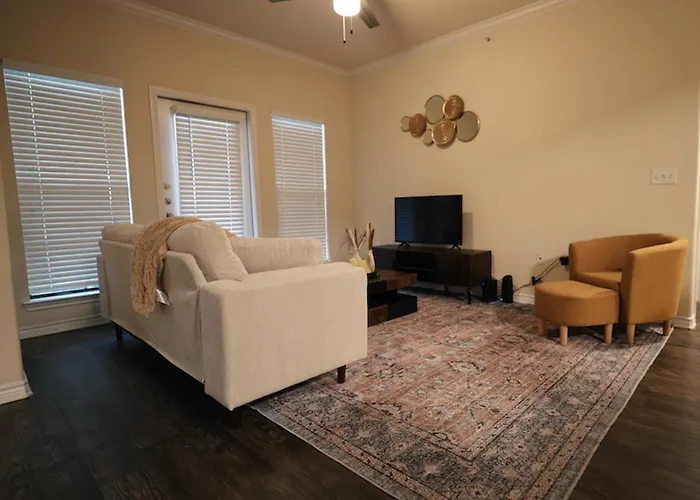 Charming 2 Bedroom, 2 Bath Apartment
