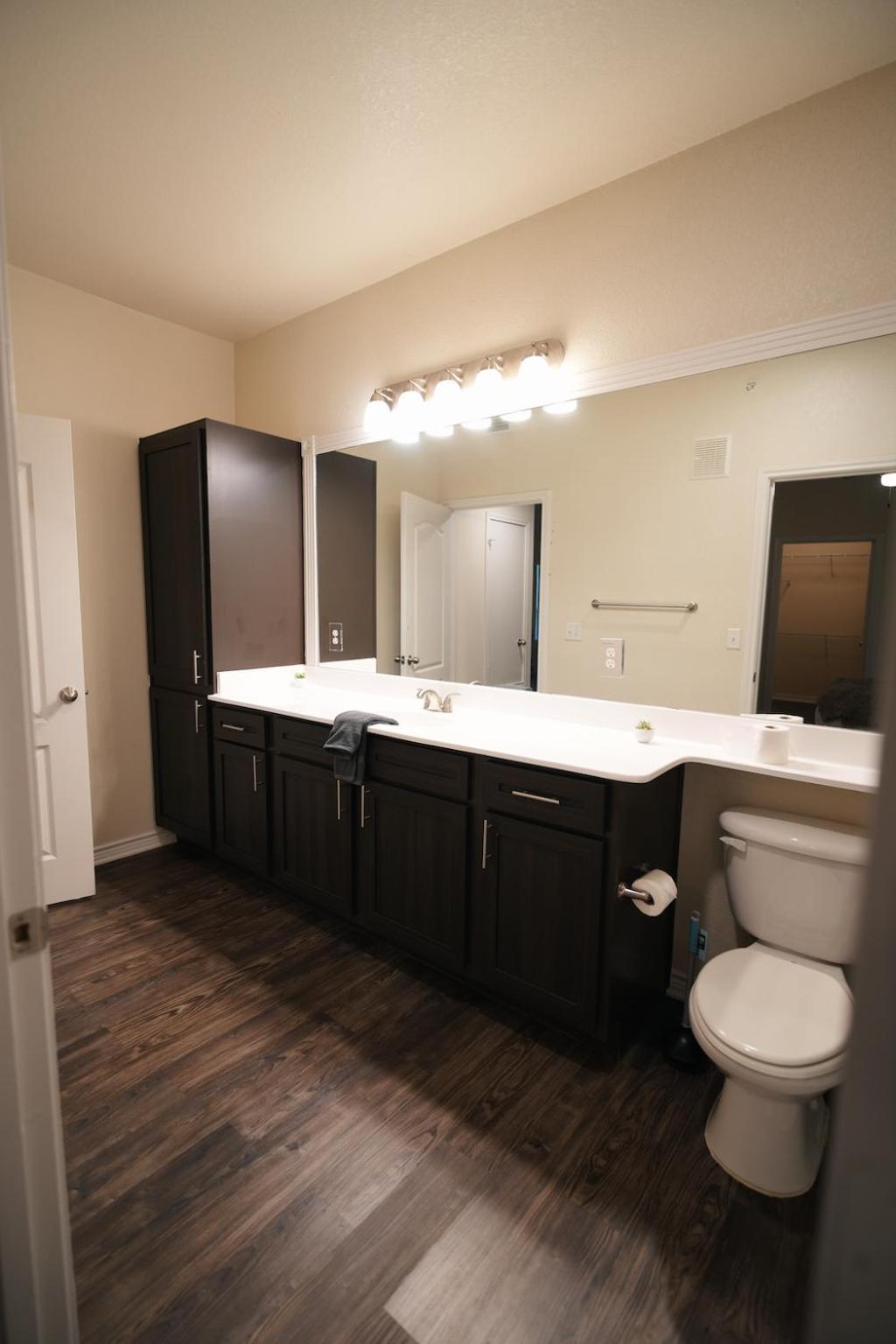 Charming 2 Bedroom, 2 Bath *