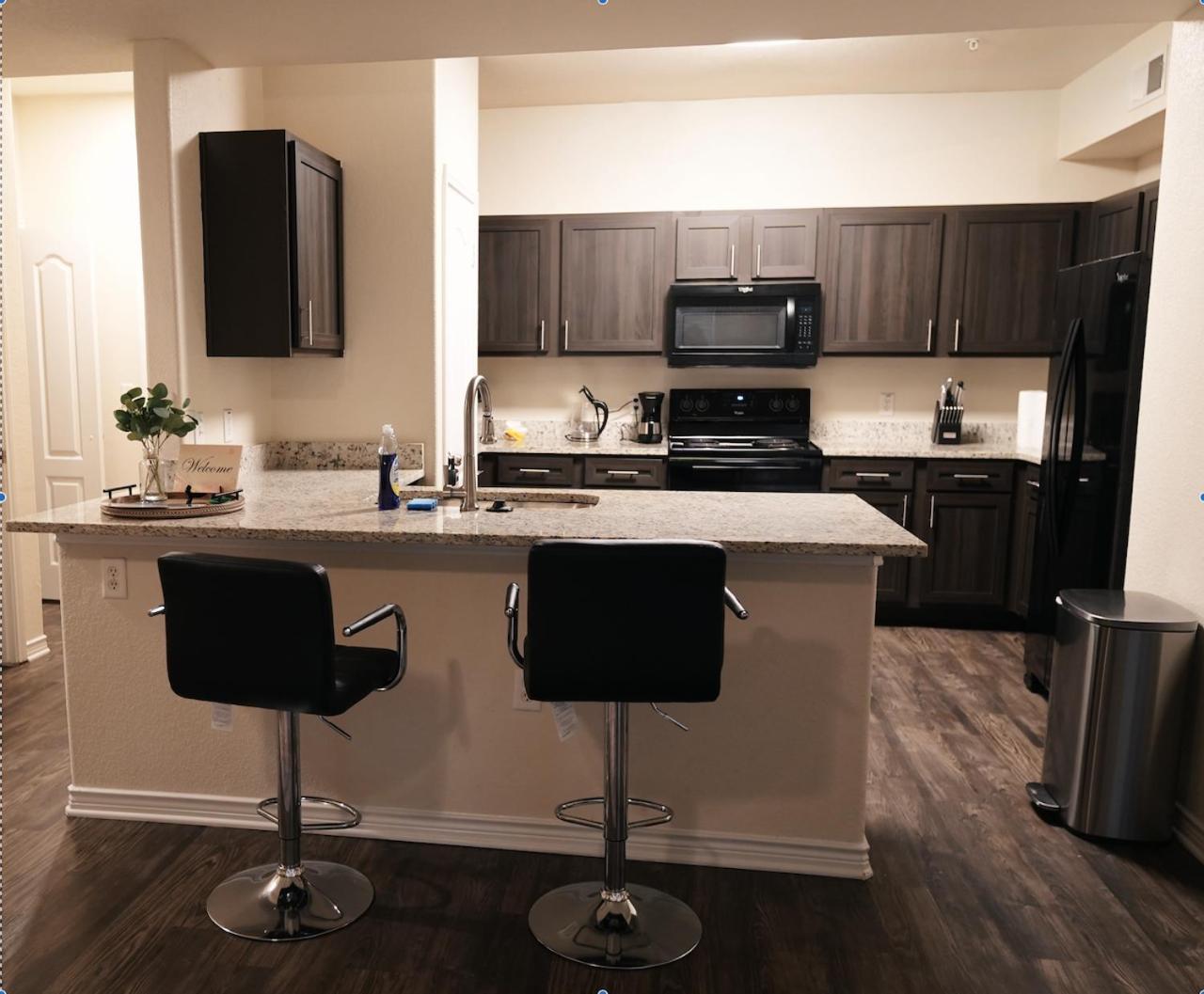 Charming 2 Bedroom, 2 Bath *